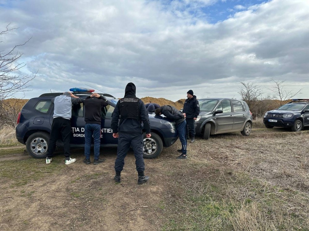 FOTO // Doi bărbați și o femeie - reținuți, după ce au primit bani pentru organizarea migrației ilegale